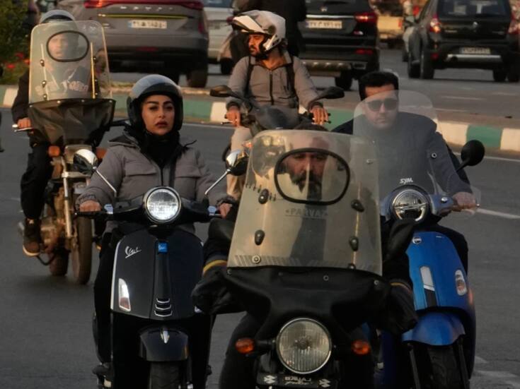 Irán cede a la presión: autoriza por decreto que las mujeres conduzcan motocicletas tras años de prohibición fáctica y masivas protestas