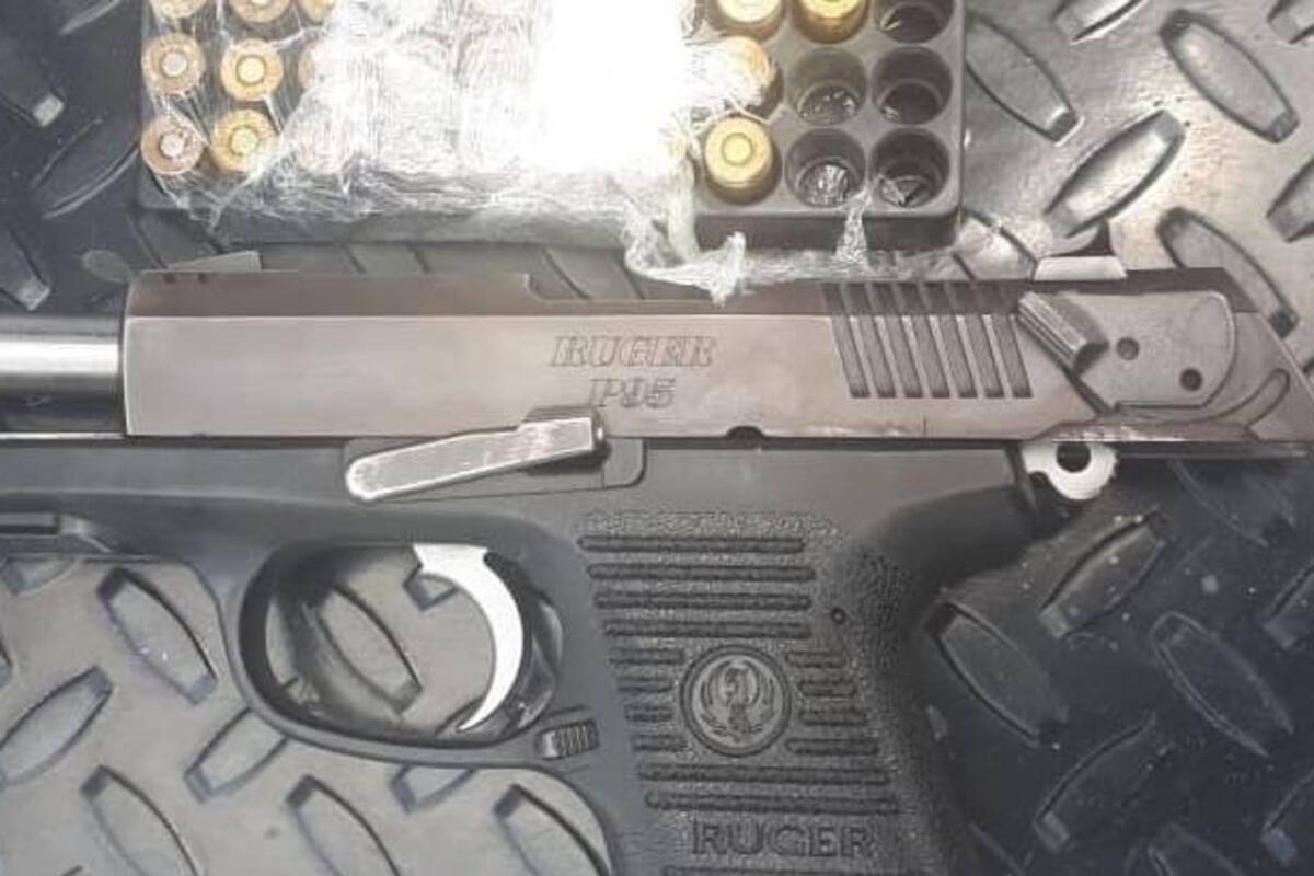 Detienen a pareja con menor, arma de fuego y billetes falsos