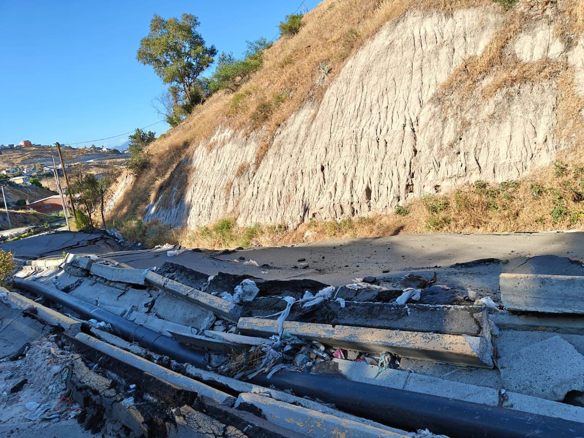 Autoridades mantienen vigilancia permanente en la colonia Erídano ante el avance del deslizamiento de tierra, mientras residentes reportan nuevos derrumbes y más familias dejan sus hogares por seguridad. Foto: Lorena Salinas