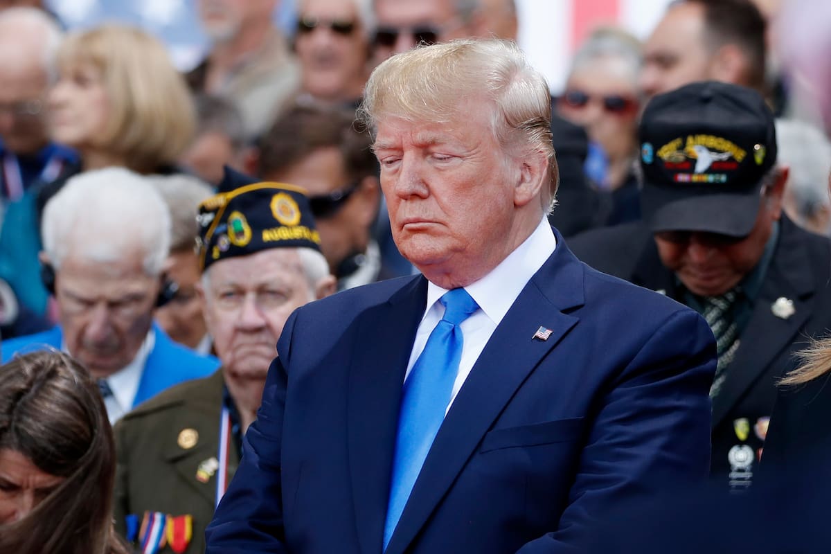 El presidente de Estados Unidos, Donald Trump, participa en una ceremonia por el 75 aniversario del Día D en el Cementerio Estadounidense de Normandía, el 6 de junio de 2019, en Colleville-sur-Mer, Normandía, Francia. (AP Foto/Alex Brandon)