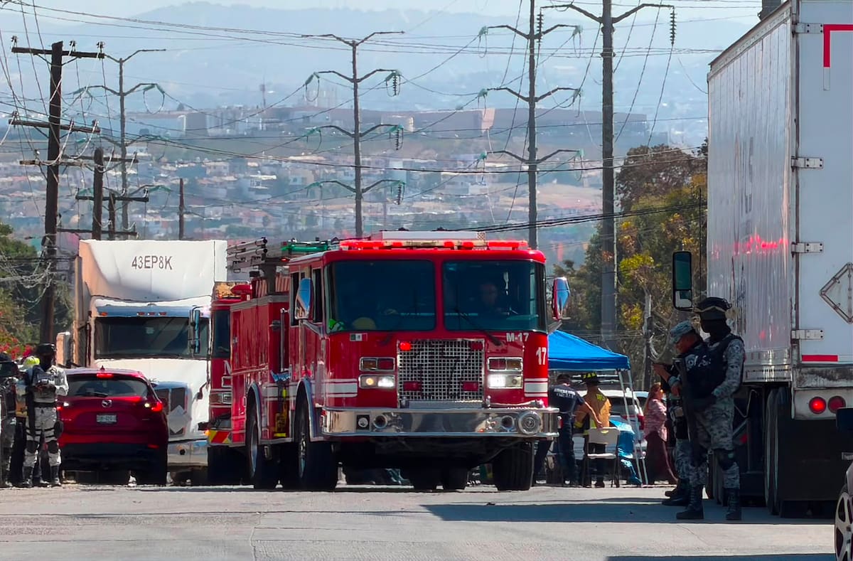 Bomberos de Tijuana atendieron una fuga de ácido nítrico en una fábrica de Ciudad Industrial, luego de que un incendio fuera controlado por la brigada interna. Foto: Border Zoom.
