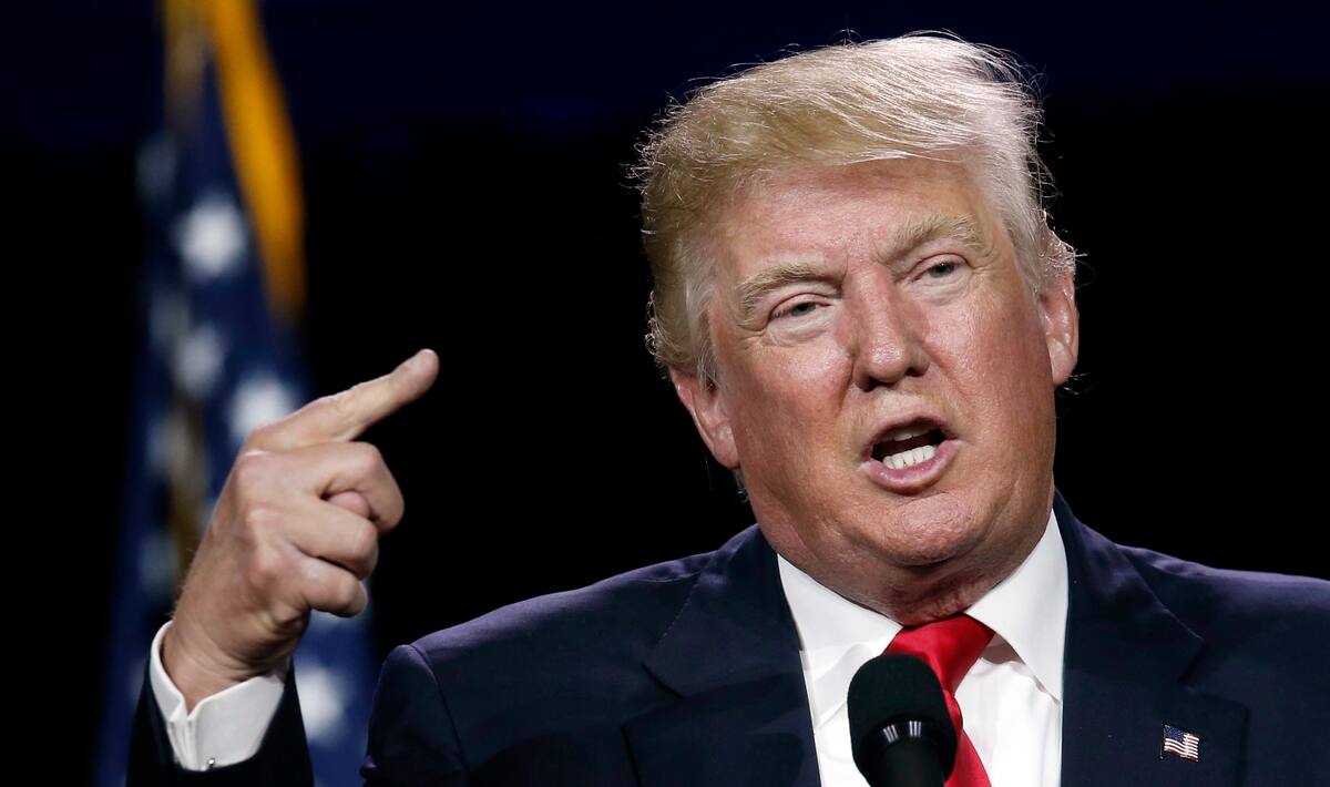 En esta foto tomada el 1 de julio de 2016, el candidato presidencial republicano Donald Trump habla en Denver. A medida que dirige su atención hacia las elecciones generales, Donald Trump está señalando que está listo para suavizar su retórica incendiaria sobre la inmigración ilegal, al menos a puertas cerradas. | Crédito: AP/David Zalubowski