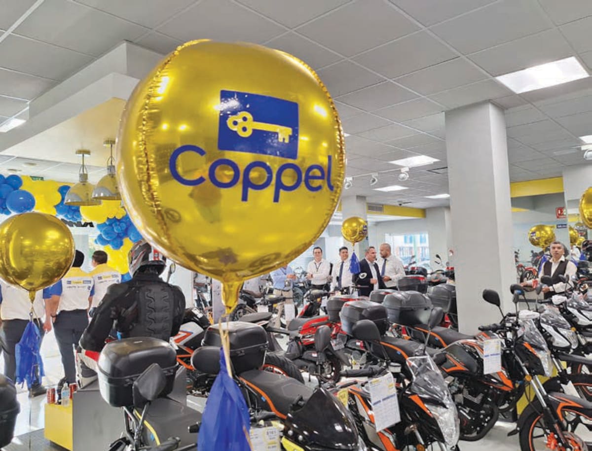Clientes recorren la primera Agencia Coppel Motos Renault en Ciudad Obregón, donde encuentran motocicletas, accesorios y servicios financieros. FOTO: ESPECIAL