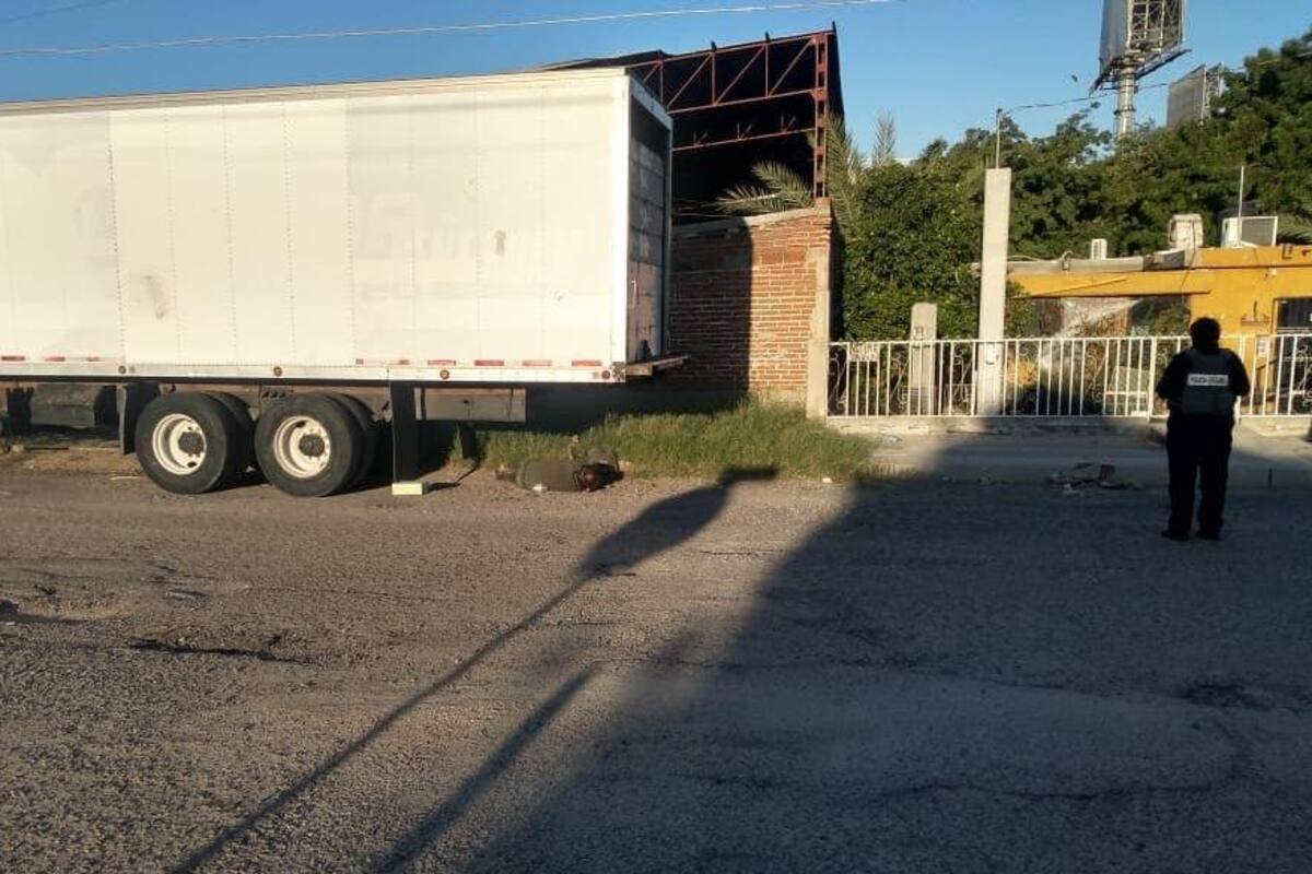 Motociclista muere al impactarse con tráiler en ejido Carrillo Marcor