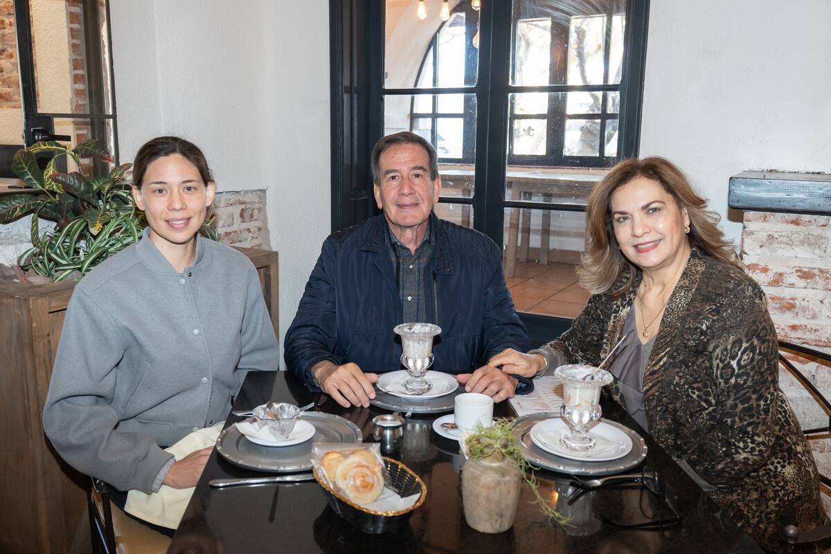 A la luz de un buen café y un desayuno tardío, comparten amenas charlas