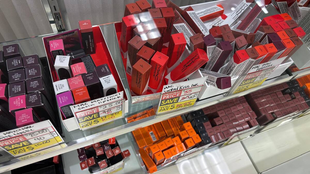 Desde ropa de niños, hasta maquillaje e incluso muebles de la tienda se encuentran con grandes descuentos como del 40%y hasta el 75%.