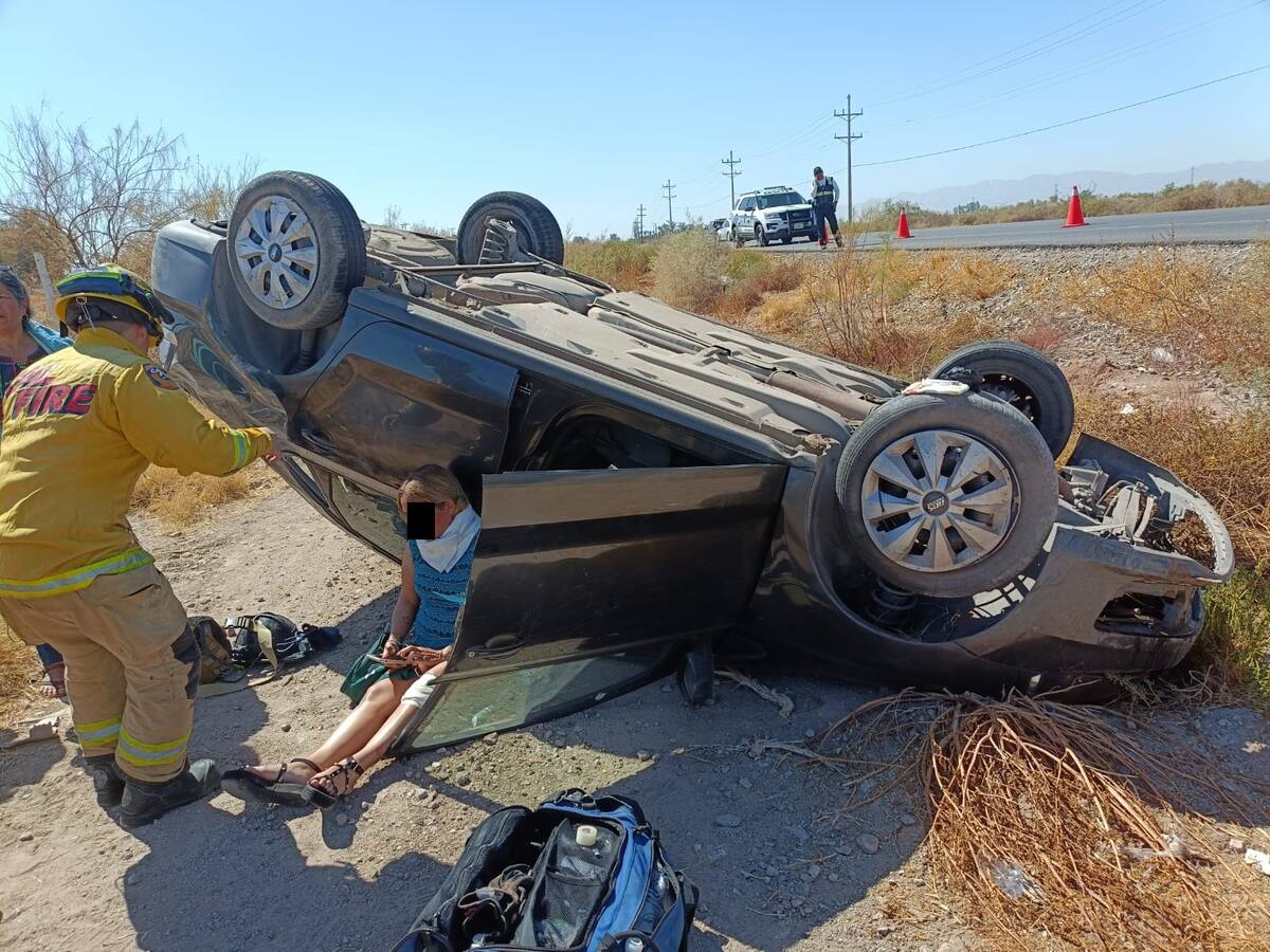 A las 10:31, elementos del cuerpo de bomberos revisaron a la conductora del vehículo volcado, quien no presentó lesiones, por lo que la unidad de emergencia se retiró del lugar a las 11:01 horas. Foto: Cortesía