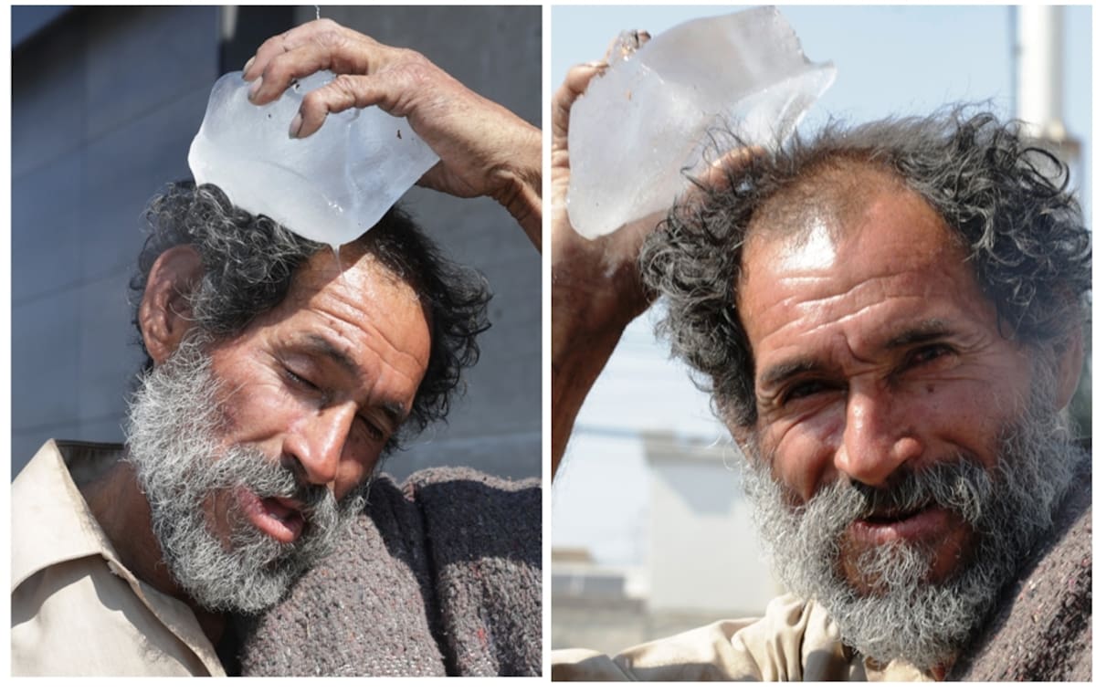 Carlos Padilla no encontró mejor manera de hacer frente al calor que refrescarse con un trozo de hielo mientras caminaba por Sahuaripa y Colosio, ayer. Al final sonrió, después de mitigar un poco el calor. FOTOS: TEODORO BORBÓN
