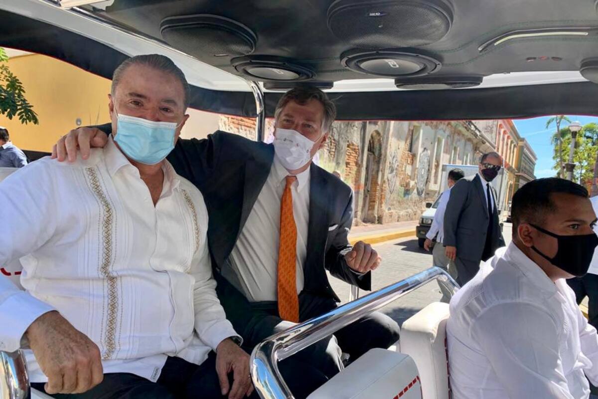 Landau degusta mariscos en reunión con Quirino Ordaz