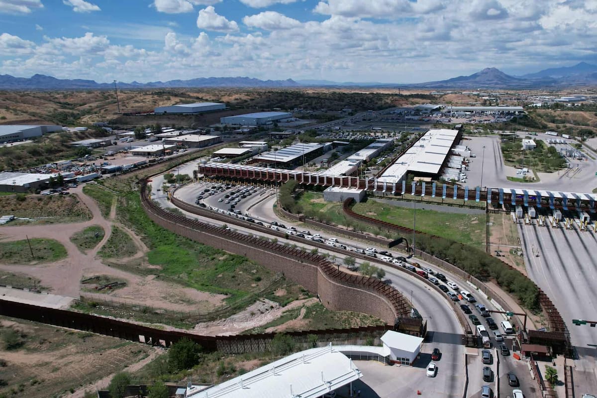 Persisten largas filas en garitas de Nogales