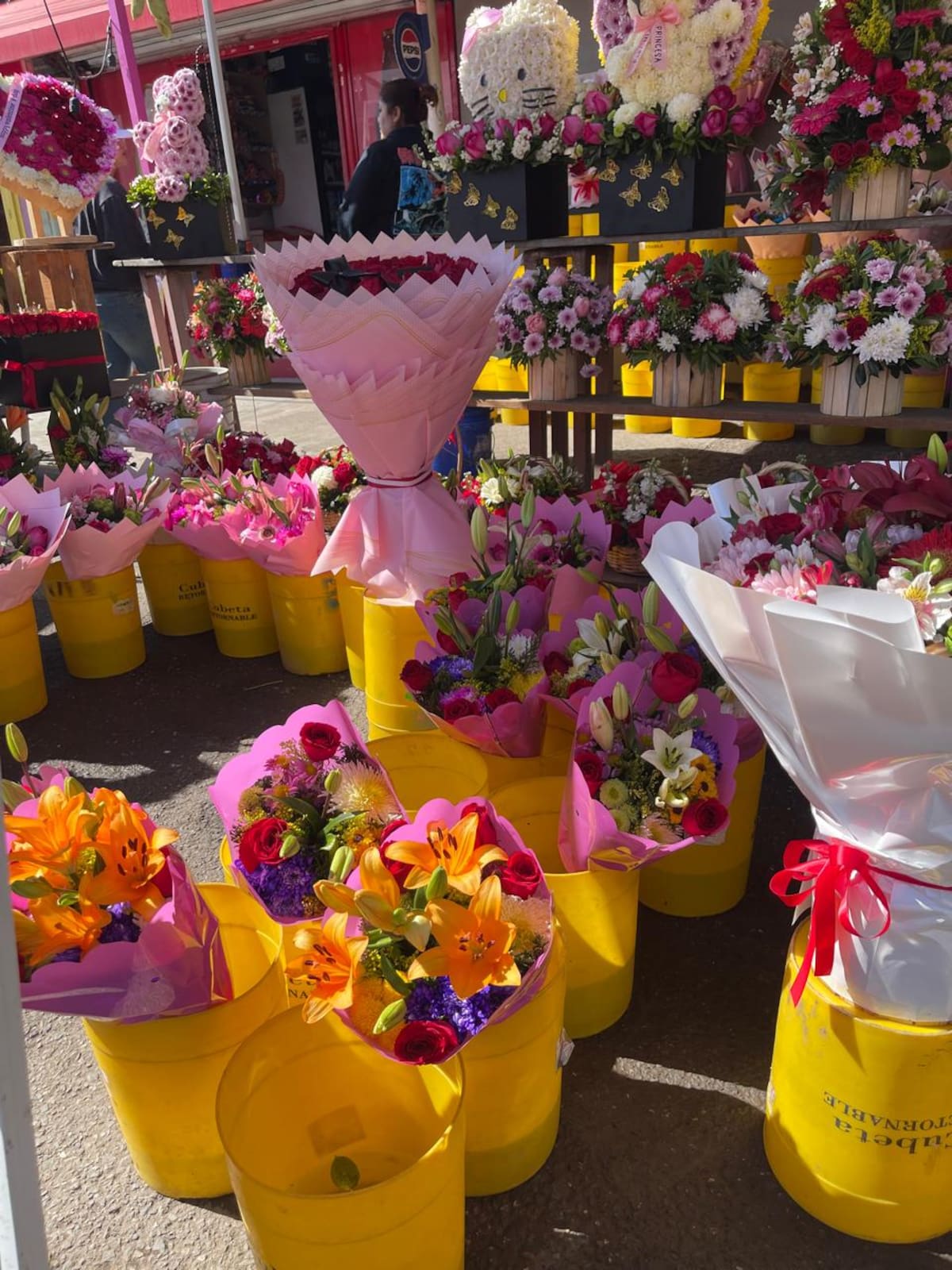 Comerciantes reportan mayor afluencia y pedidos anticipados de arreglos florales, donde destacan osos y corazones monumentales elaborados con rosas. Foto: Carmen Gutierrez