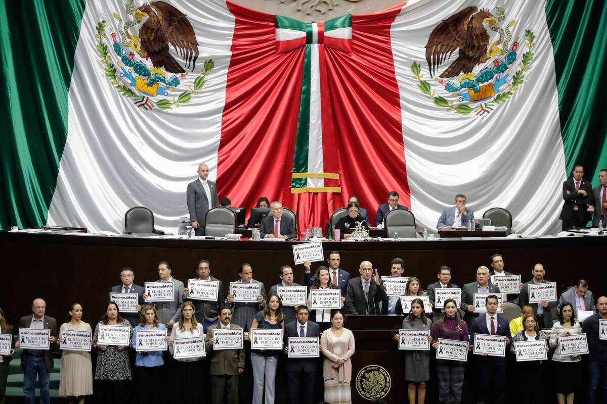EUM20191023NAC22.JPG
CIUDAD DE MÉXICO. Politics/Política-Diputados.- La Cámara de Diputados en sesión ordinaria del miércoles 23 de octubre de 2019. En la imagen la bancada del PAN protesta por la derogación del Seguro Popular. Foto: Agencia EL UNIVERSAL/Iván Stephens/EELG