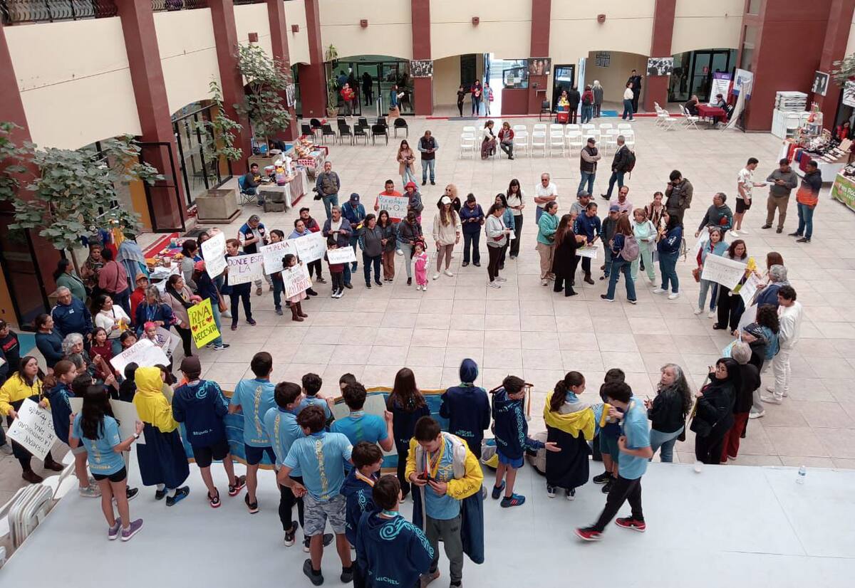 Al grito de ¡Queremos a la alcaldesa! Los manifestantes demandaron su presencia en el Palacio Municipal de Rosarito.