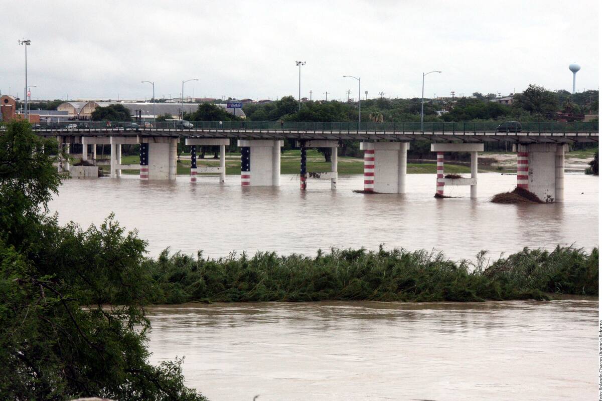 Muere hombre y bebé al intentar cruzar el río Bravo