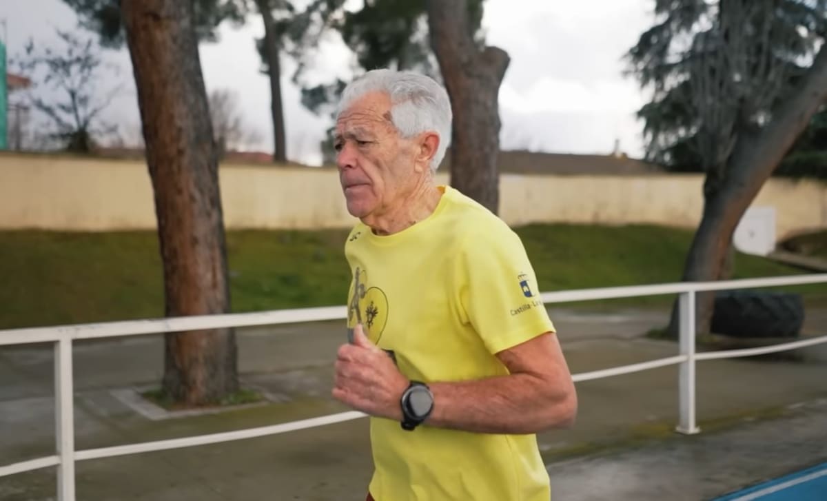 La combinación de entrenamiento diario, alimentación consciente y motivación personal ha permitido a Juan López competir y ganar en pruebas de resistencia a los 82 años. Foto: Captura de video