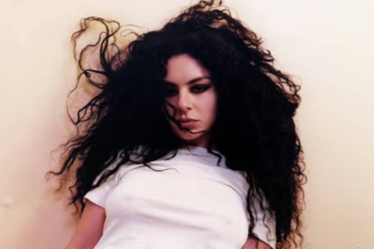 ¡Escucha el nuevo álbum de Charli XCX, 'BRAT'!