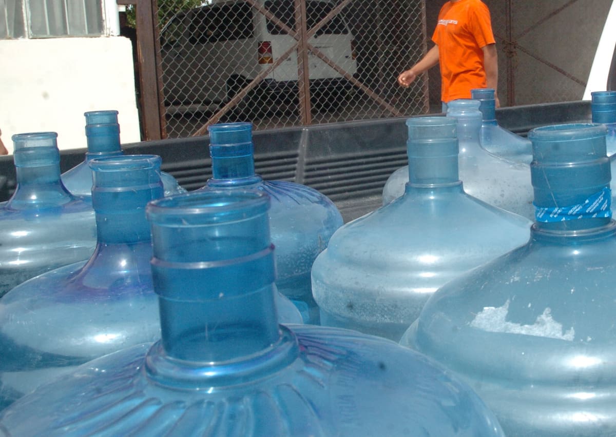 Comprar garrafones de agua purificada resulta ser un gasto más en los hogares, pero prefieren no tomar de la llave. FOTO: BANCO DIGITAL