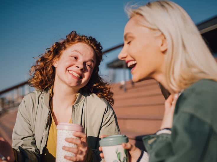 Señales de que alguien te quiere para algo más que una amistad, según la psicología
