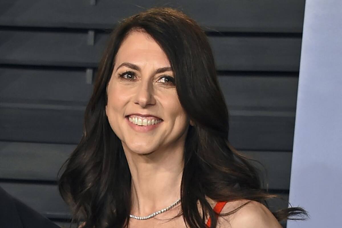 La multimillonaria MacKenzie Scott, ex esposa de Jeff Bezos, se casa con maestro de ciencias