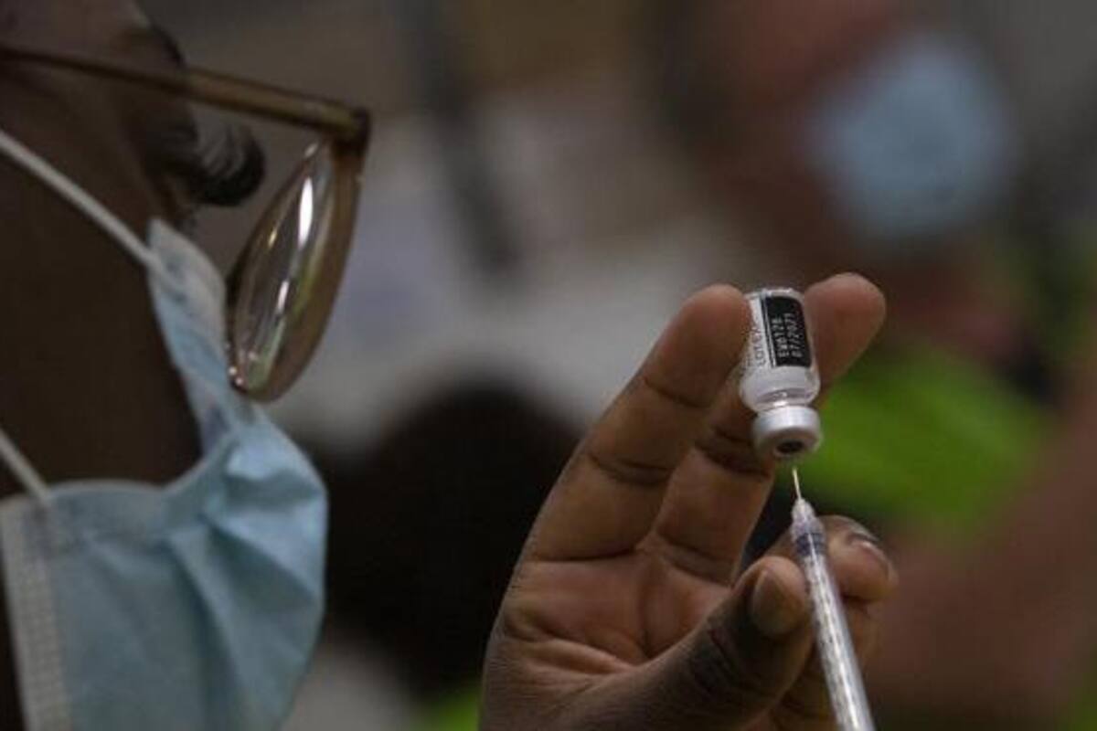 Pide la OMS a países con alto nivel de vacunación donar vacunas para inmunizar a jóvenes