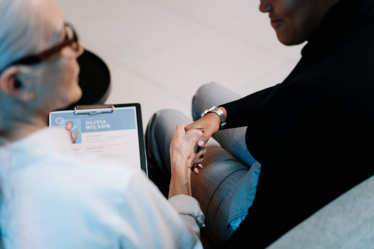 Con la IA de aliado, las empresas pueden hacer contrataciones más rápido, pero si el currículum no se actualiza a esta nueva realidad, podrías quedar fuera. | Foto: Pexels