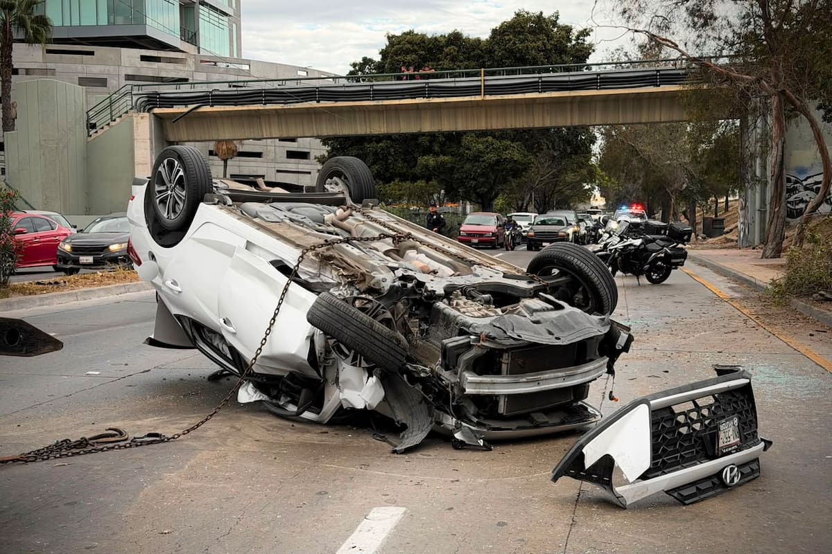 Volcadura provoca accidente en la Vía Rápida Poniente, en Zona Río