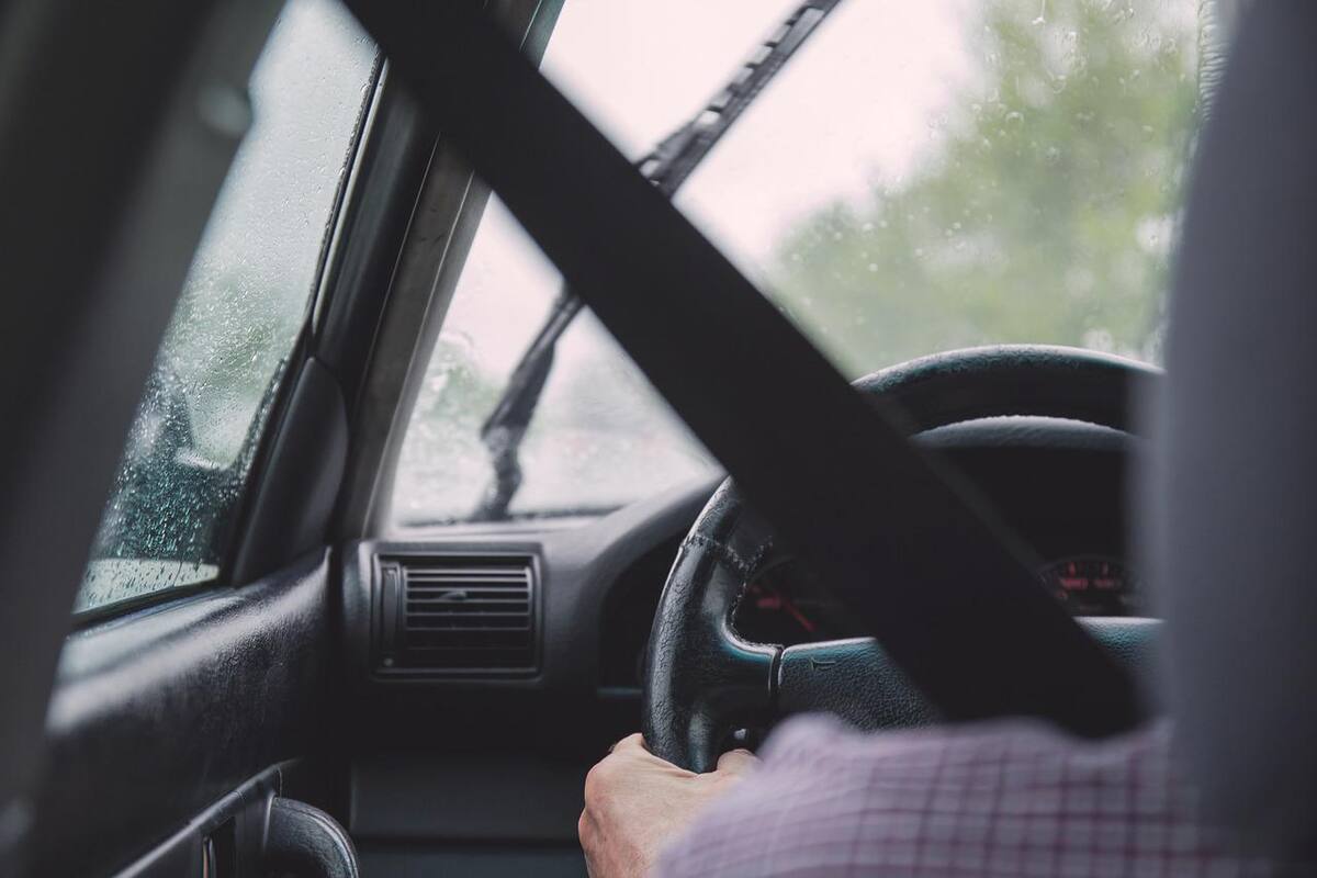 Distractores y fallas del automóvil: las principales causas de accidentes en carretera