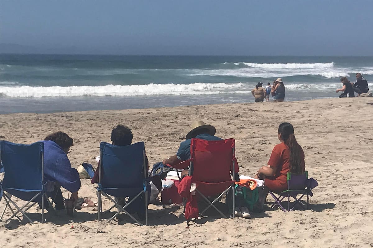 Visitan más personas las playas de Rosarito