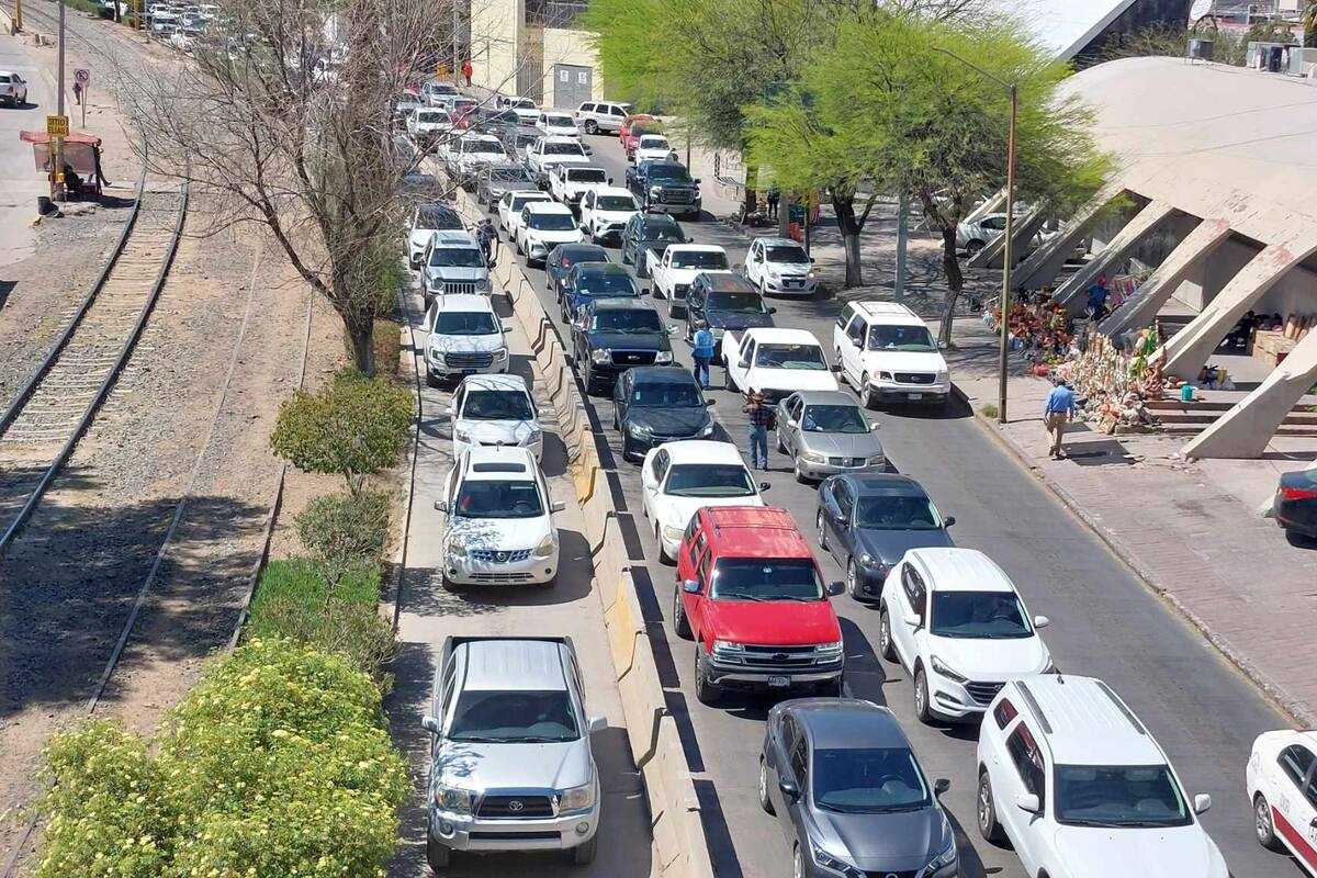 Periodo vacacional ocasiona largas filas en garitas de Nogales
