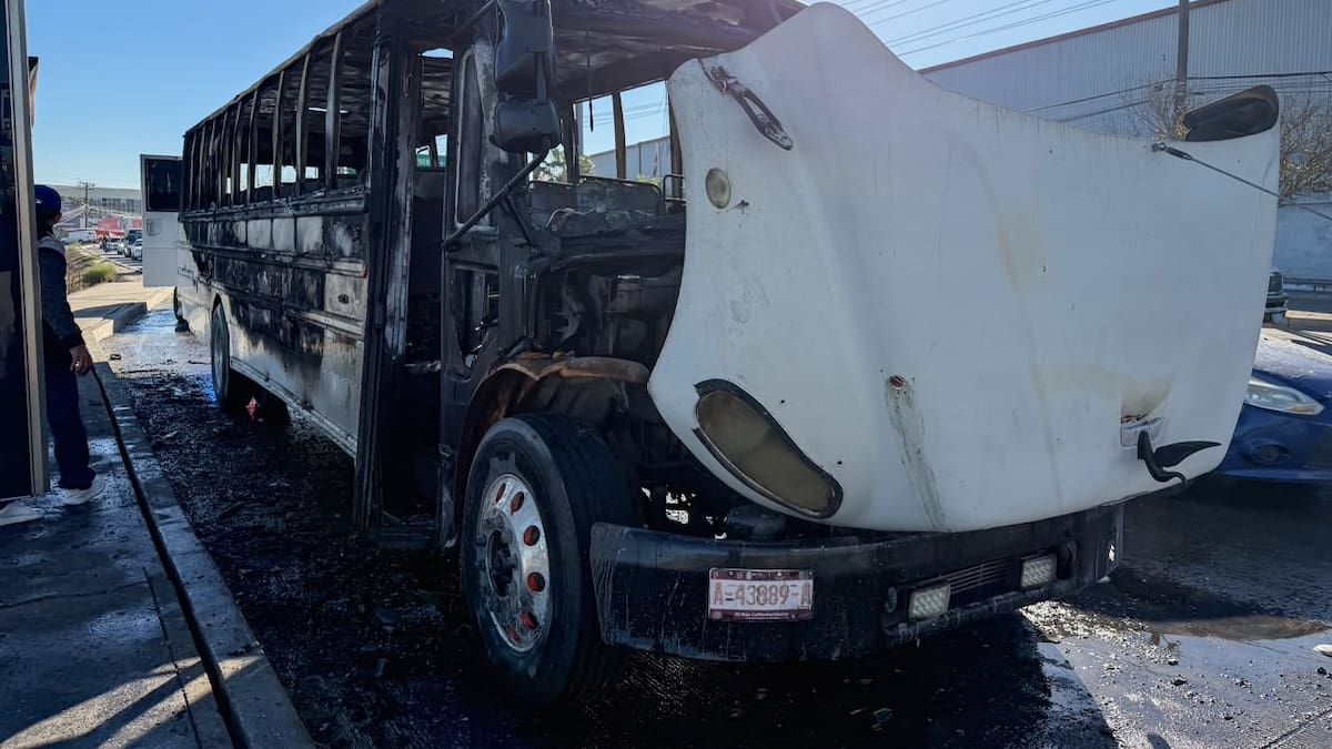 Se incendia camión de transporte de personal en calzada Tecnológico, cerca de la Clínica 36