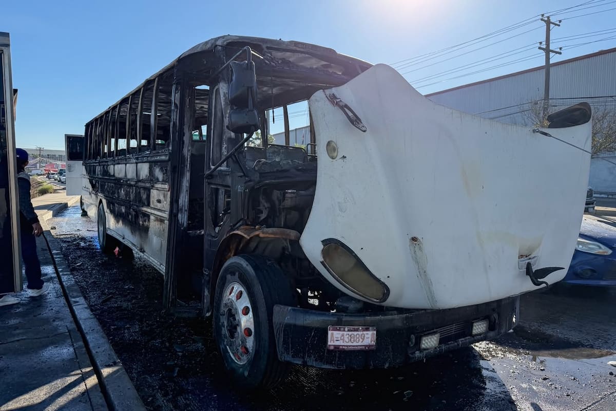 Se incendia camión de transporte de personal en calzada Tecnológico, cerca de la Clínica 36