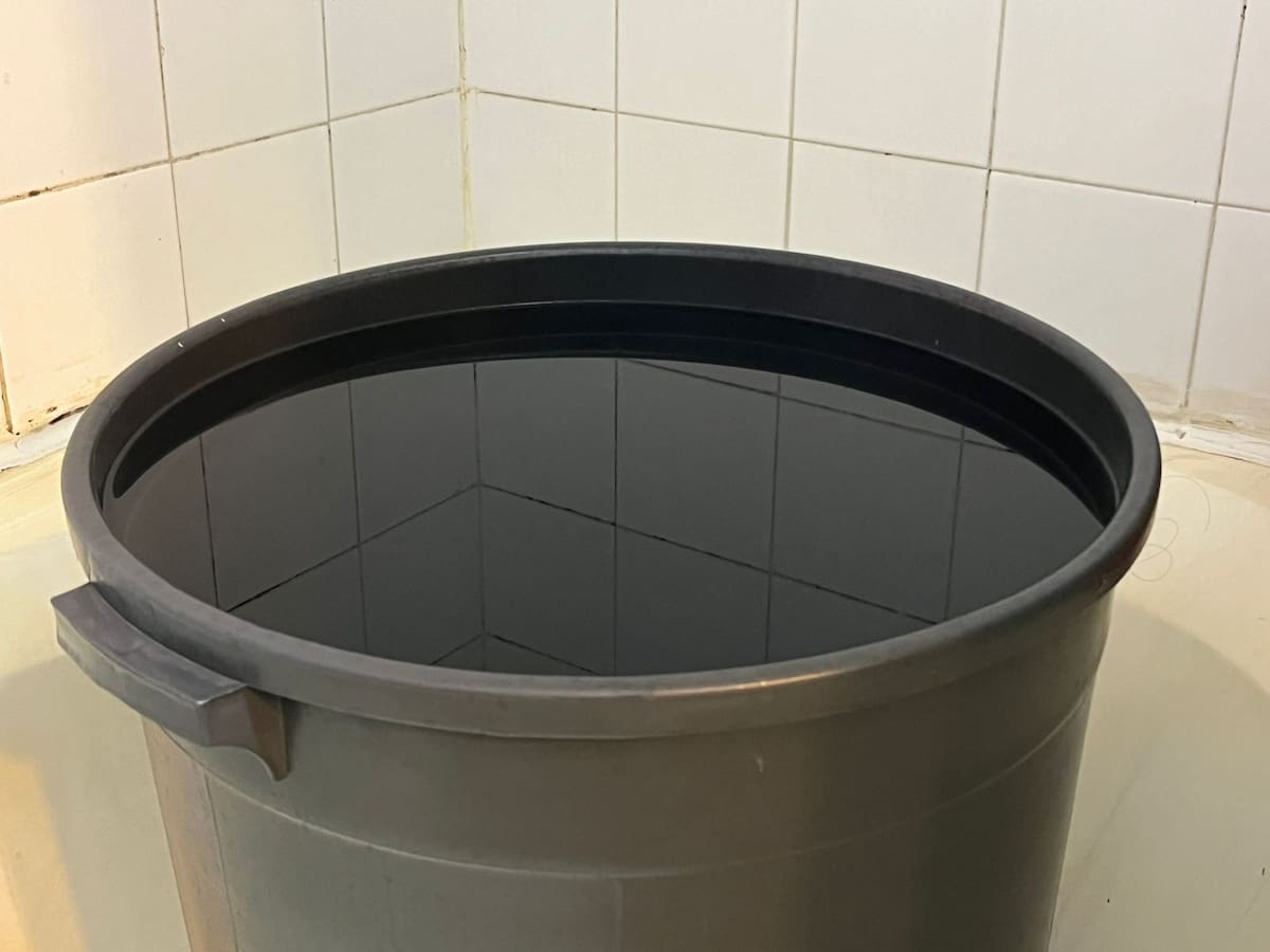 Vecinos de Lomas de la Presa ajustaron el uso de tanques y recipientes mientras realizan actividades básicas como bañarse, lavar utensilios y limpieza de baños durante la suspensión del suministro. Foto: Michelle Castillo