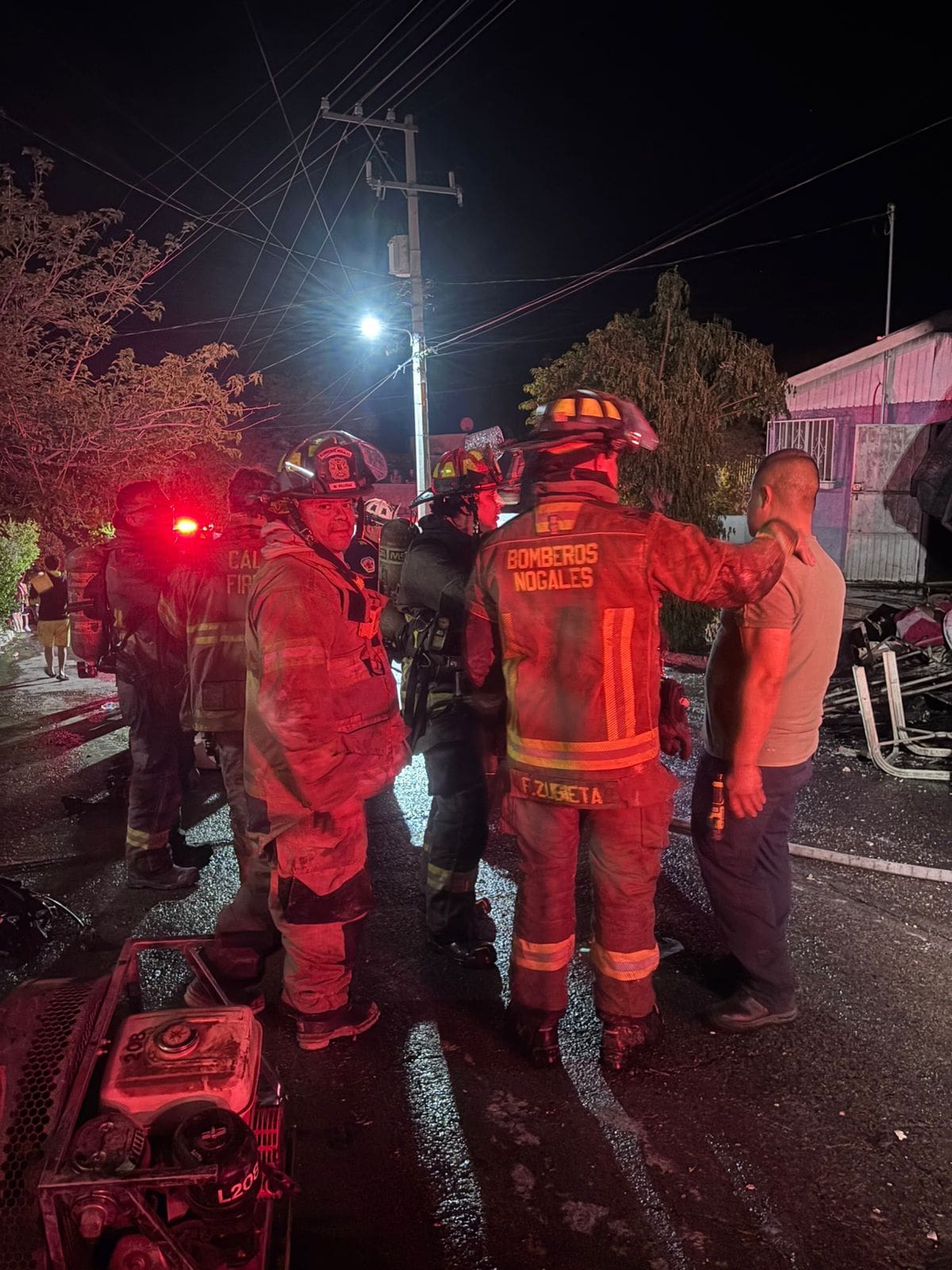Incendio consume vivienda en Nuevo Nogales tras propagarse desde casa contigua. | Foto: Manuel Jiménez