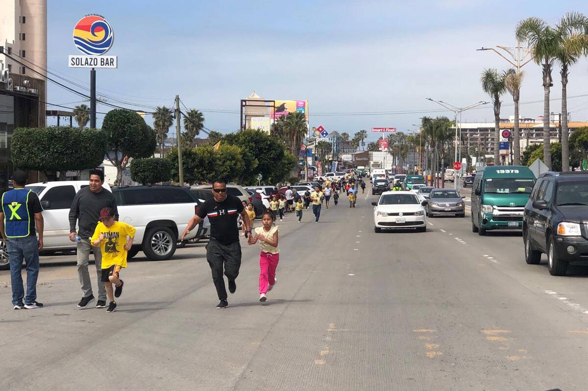 La carrera de 2 kilómetros, se realizó sobre el bulevar Benito Juárez, en Rosarito.