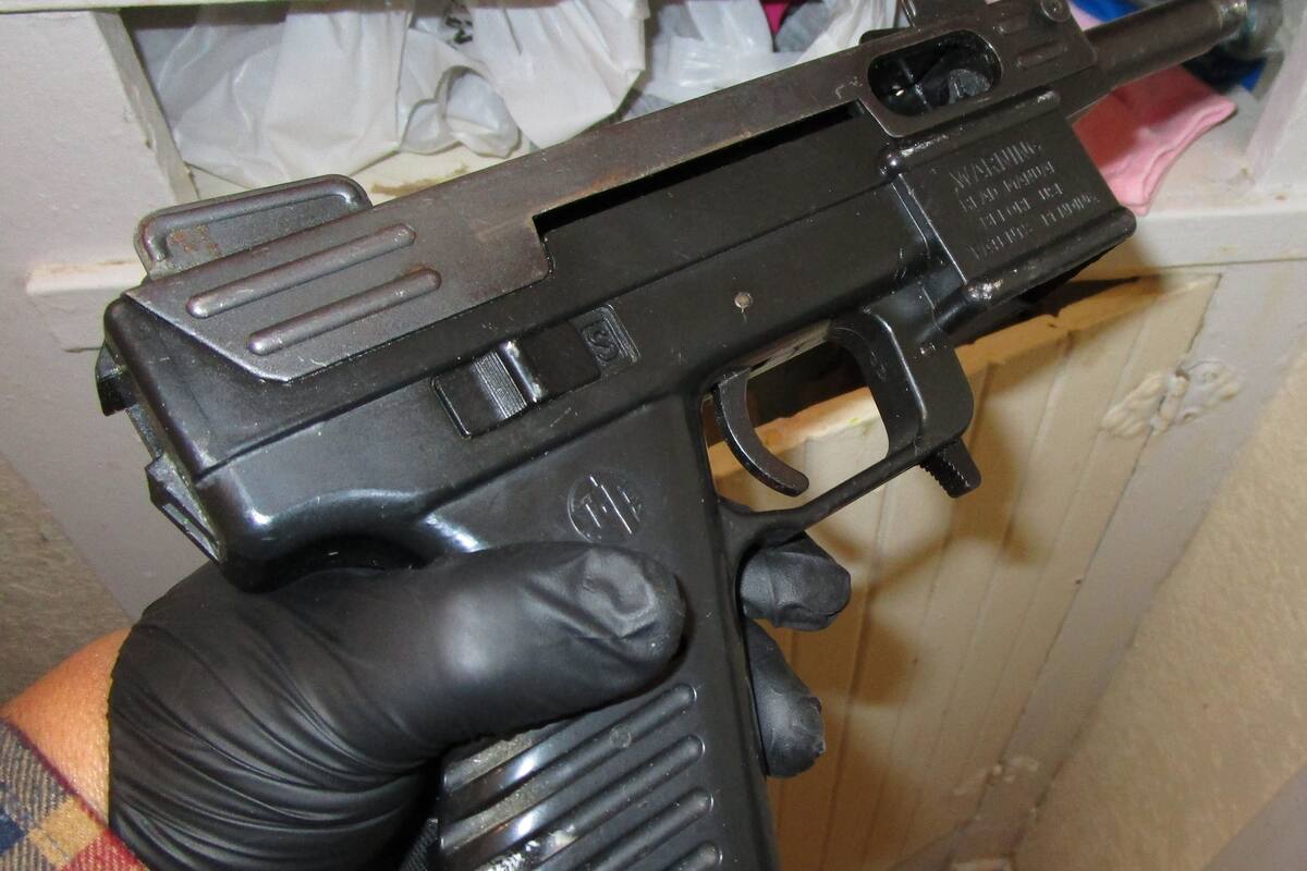 Le descubren armamento a temerario automovilista, en El Centro