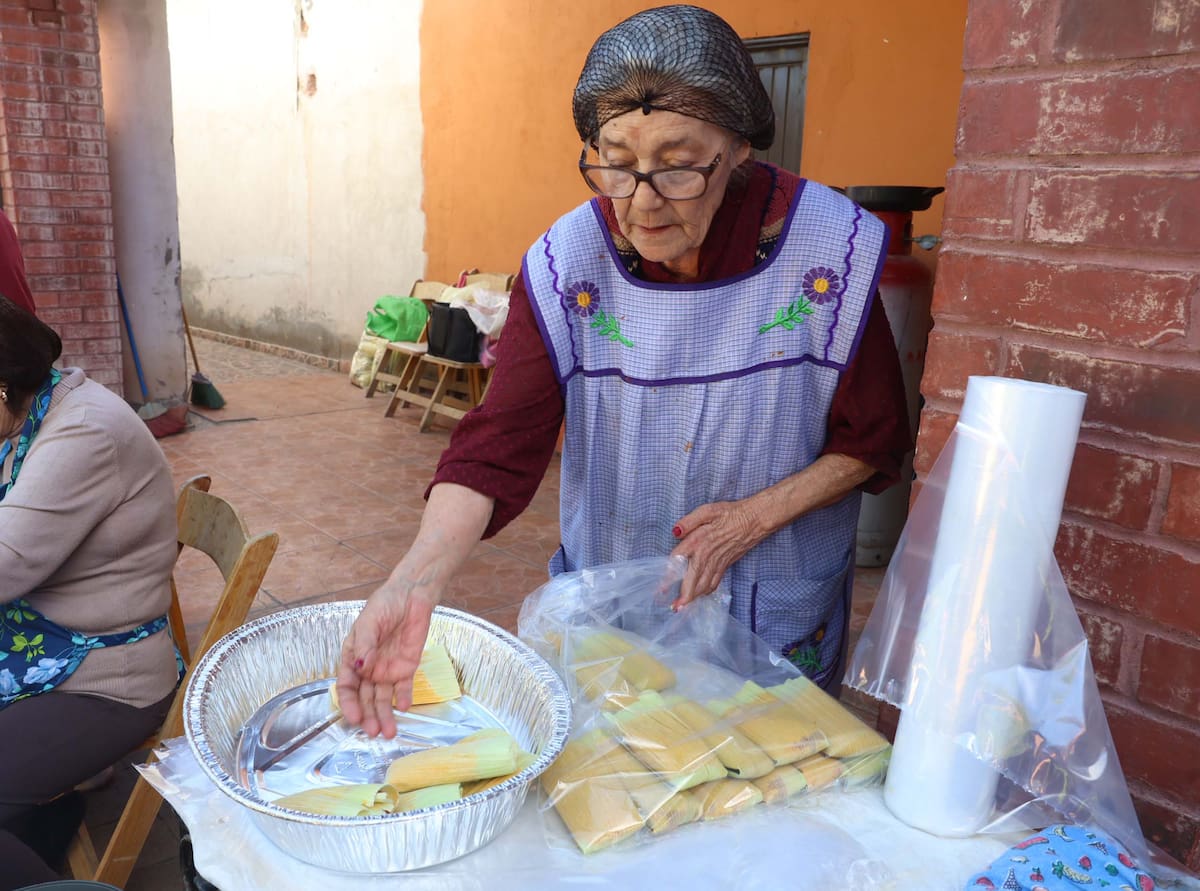 Lupita Acosta muestra cómo guardan los tamales listos para cocerlos.