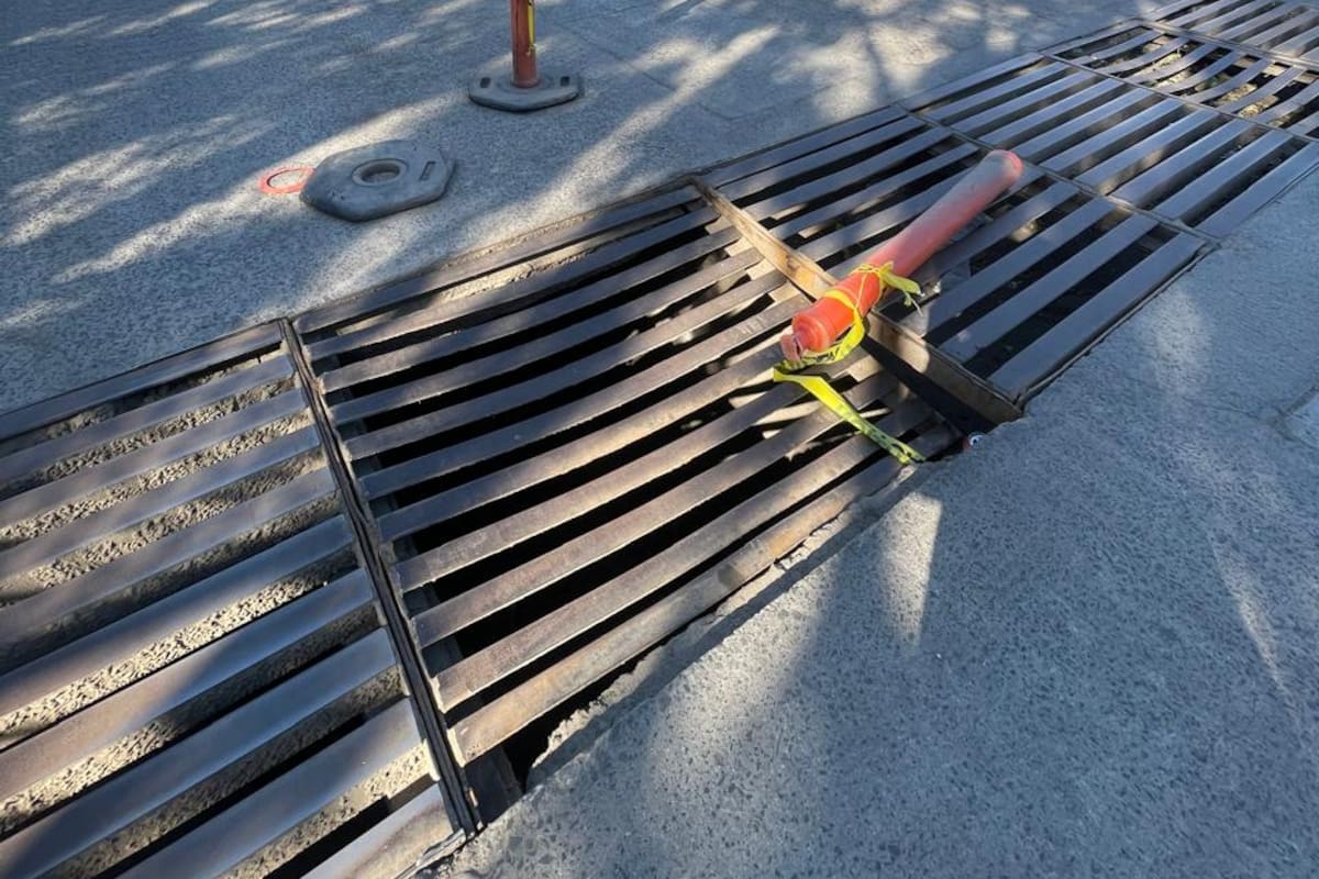 Un dolor de cabeza para automovilistas; rejillas hundidas un peligro latente en Rosarito