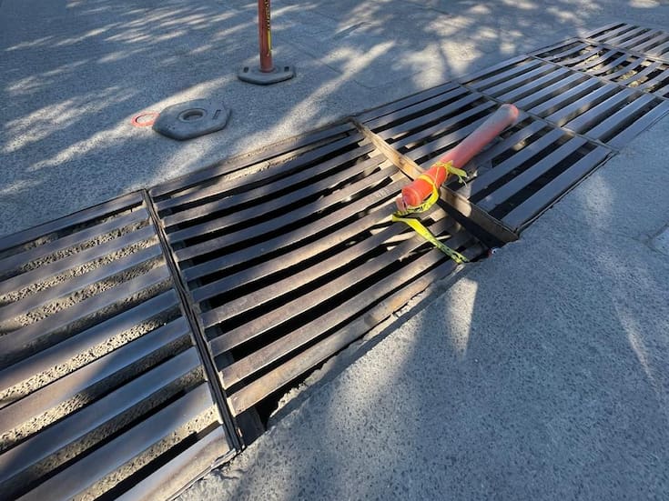 Un dolor de cabeza para automovilistas; rejillas hundidas un peligro latente en Rosarito