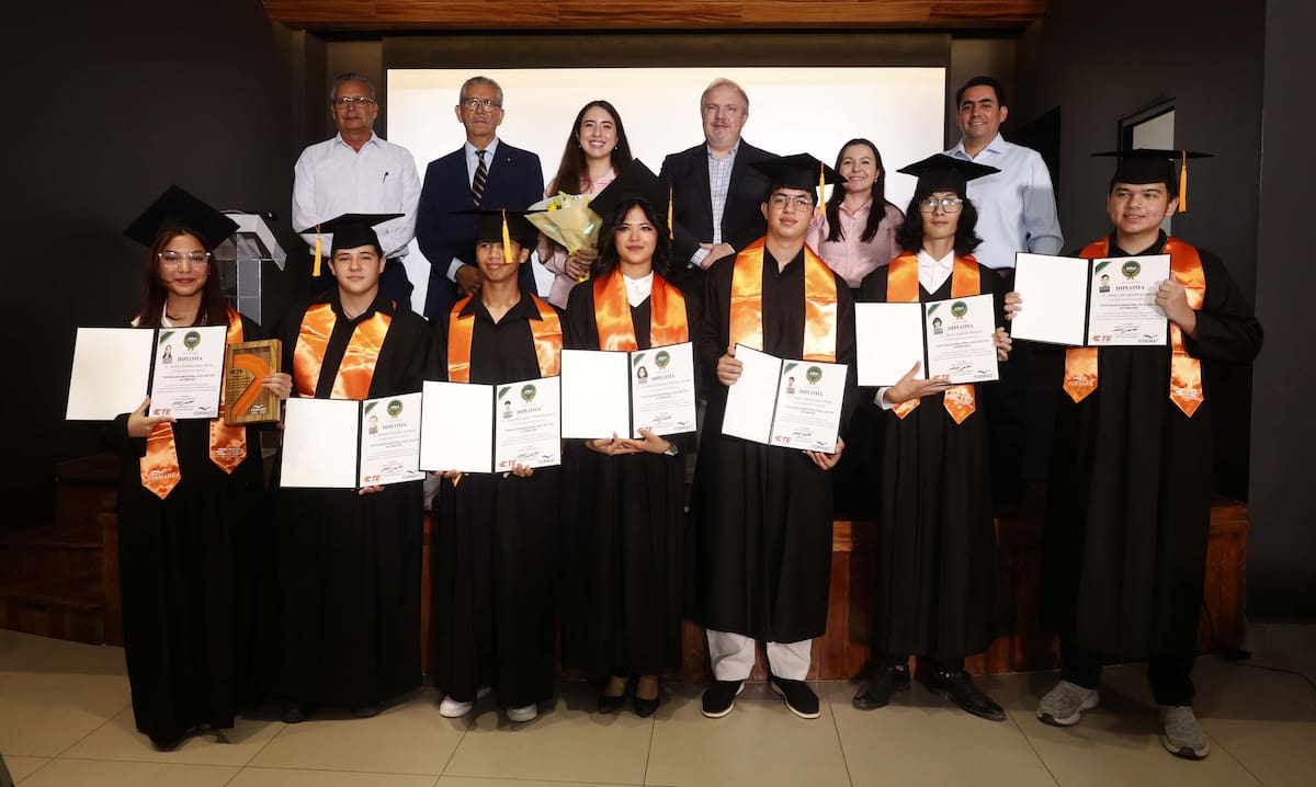 Graduación de la segunda Generación del programa Formare que realiza TE Connectivity Y Fundación Healy aquí pedro Ortega le entrega a instructores. | Crédito: Teodoro Borbón (GH)