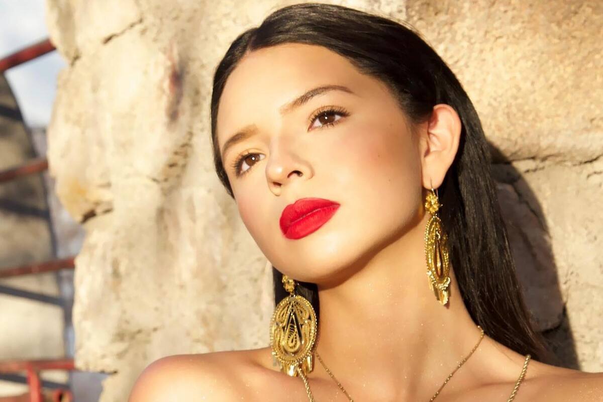 Ángela Aguilar aparece sin una gota de maquillaje