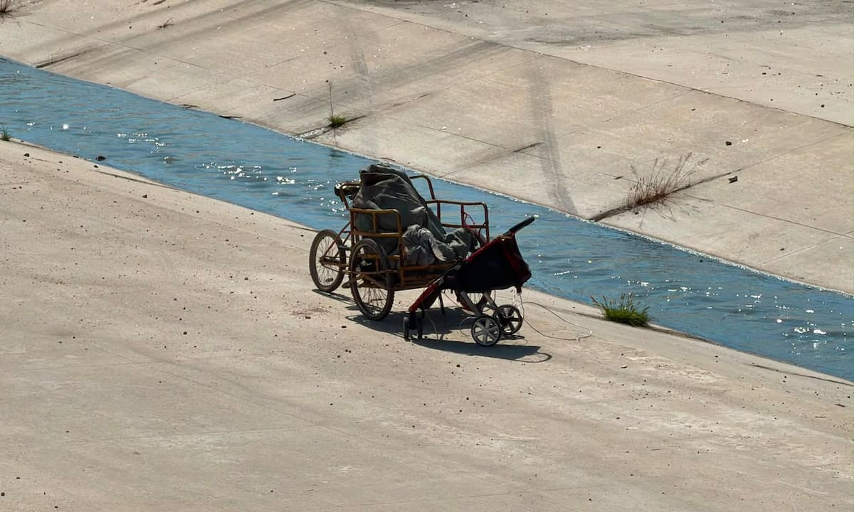 El cuerpo de una persona fue localizado envuelto en una cobija sobre una bicicleta de carga en el Río Alamar; la Fiscalía investiga el homicidio. Foto: Cortesía / Border Zoom.
