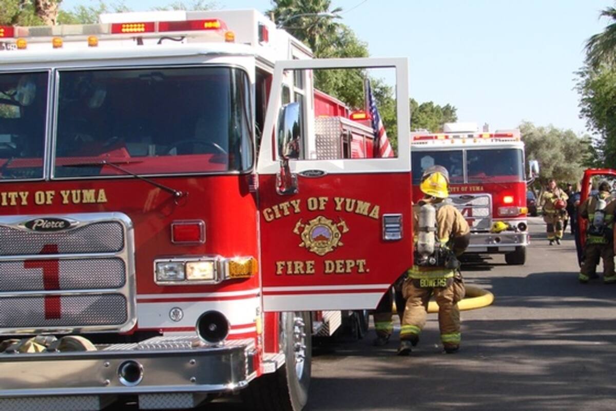Bomberos encuentran cadáver calcinado dentro de un auto en Yuma