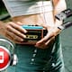 El Walkman regresa con Bluetooth y USB-C: Por qué miles de personas vuelven a escuchar música en casete en plena era del streaming
