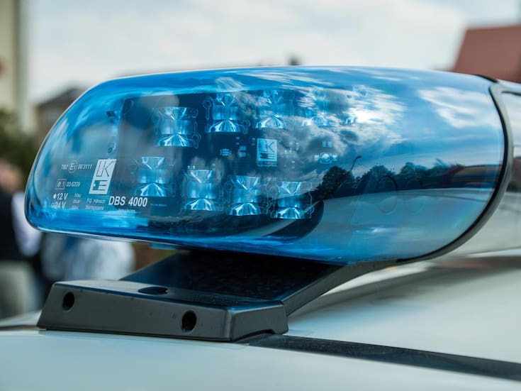 Pierde el control, choca vehículo y huye del lugar; un lesionado