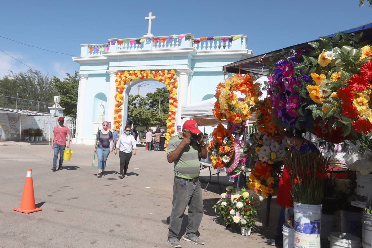 Día de muertos en Hermosillo: Limpiando tumbas, expresan su amor a quienes ya no están