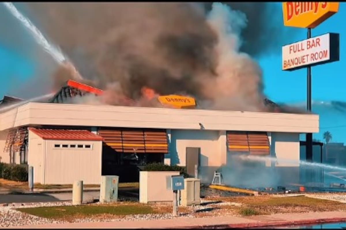 Incendio arrasa con emblemático Denny’s de Calexico en plena Navidad