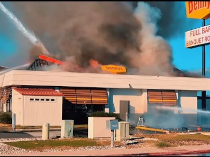 Incendio arrasa con emblemático Denny’s de Calexico en plena Navidad