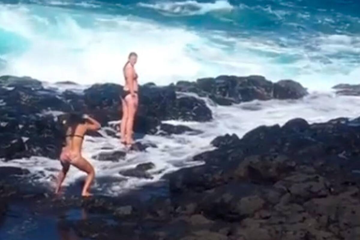 Video: Dos chicas son arrastradas por una gran ola