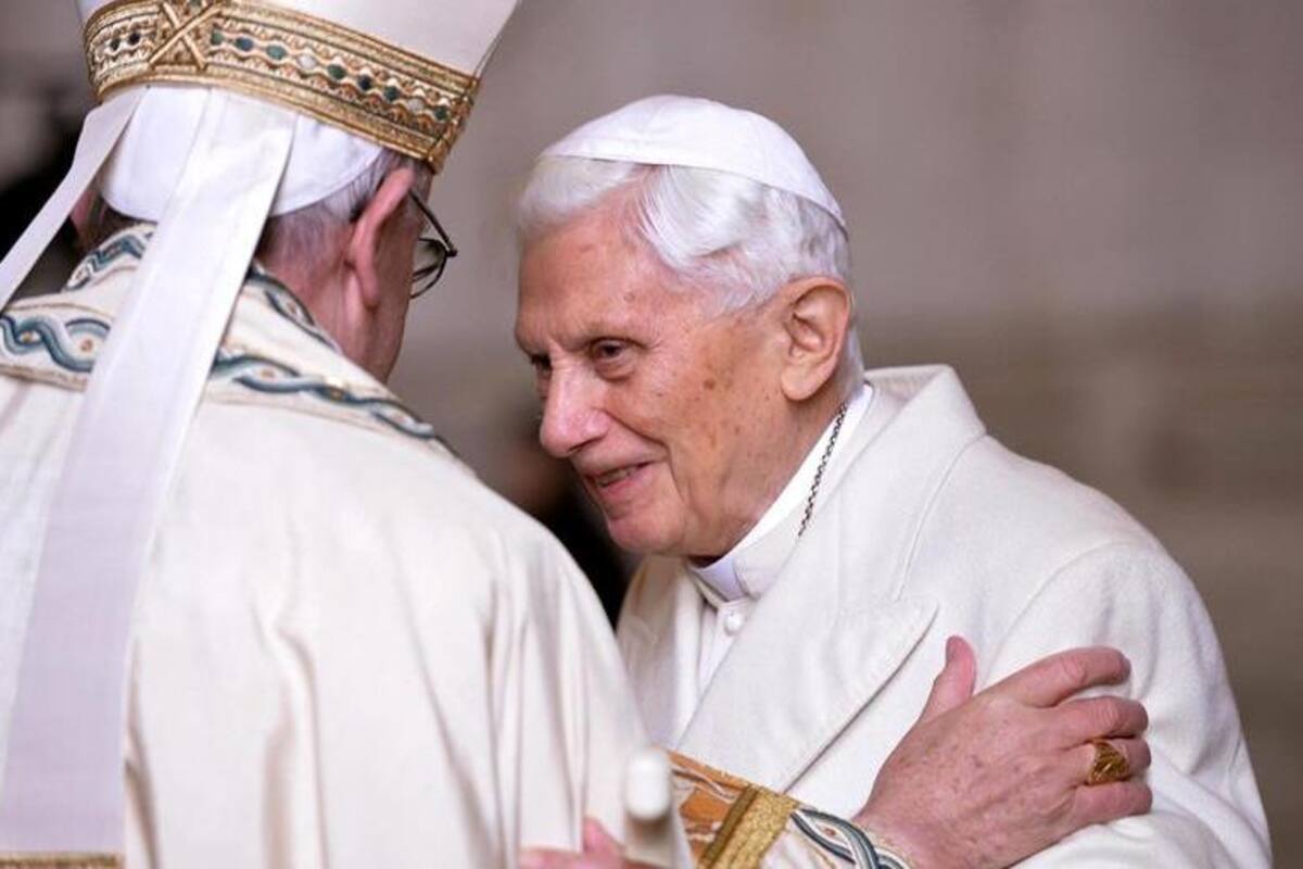 Benedicto XVI defiende el celibato en un libro que escribió con Sarah