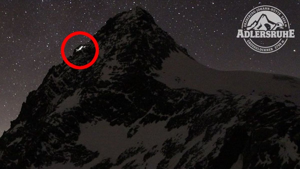 Las imágenes captadas por una cámara web evidenciaron el momento en que una mujer quedó sola en la montaña más alta de Austria, después de que su pareja, un alpinista con mayor experiencia, descendiera para buscar ayuda. | Crédito: foto-webcam.eu